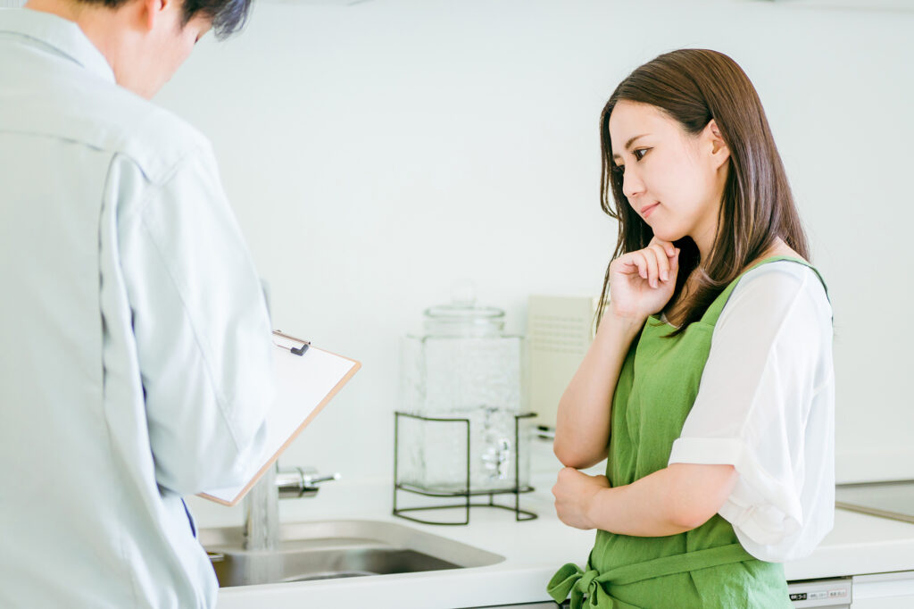 業者と考え込む女性