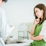 業者と考え込む女性