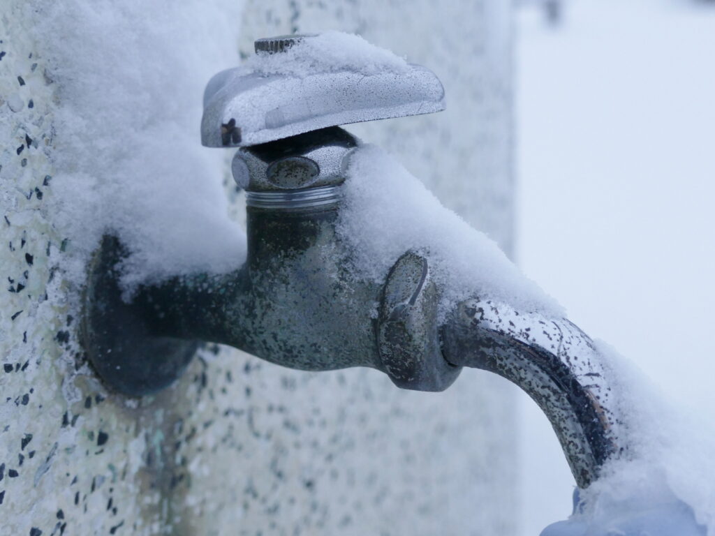 凍った水道